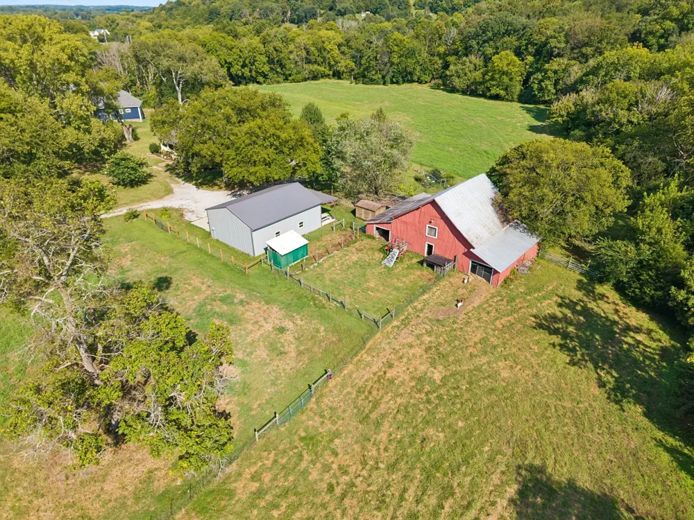 3087 Valley Creek Rd Culleoka, TN 38451