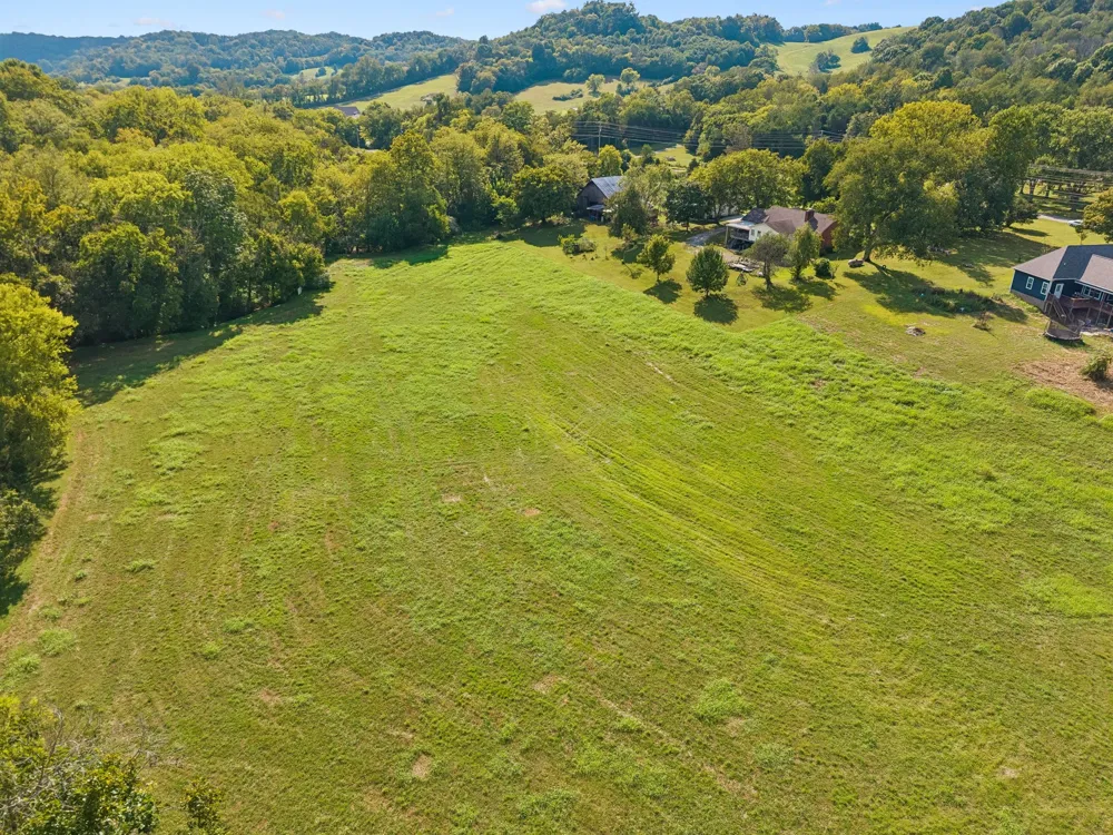 3087 Valley Creek Rd Culleoka, TN 38451