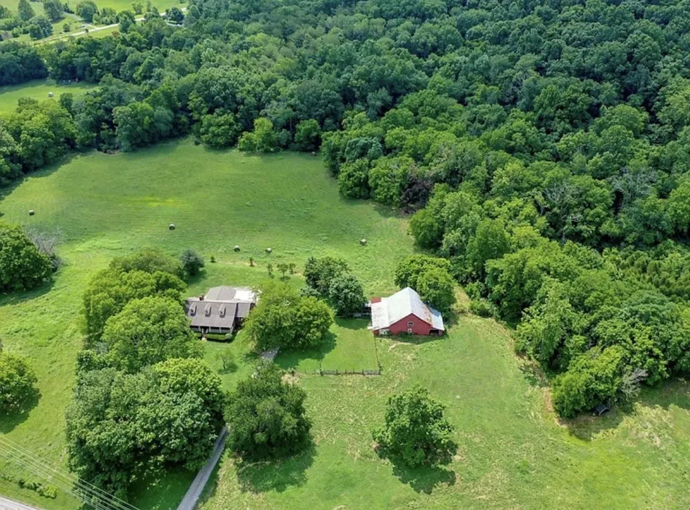 3087 Valley Creek Rd Culleoka, TN 38451
