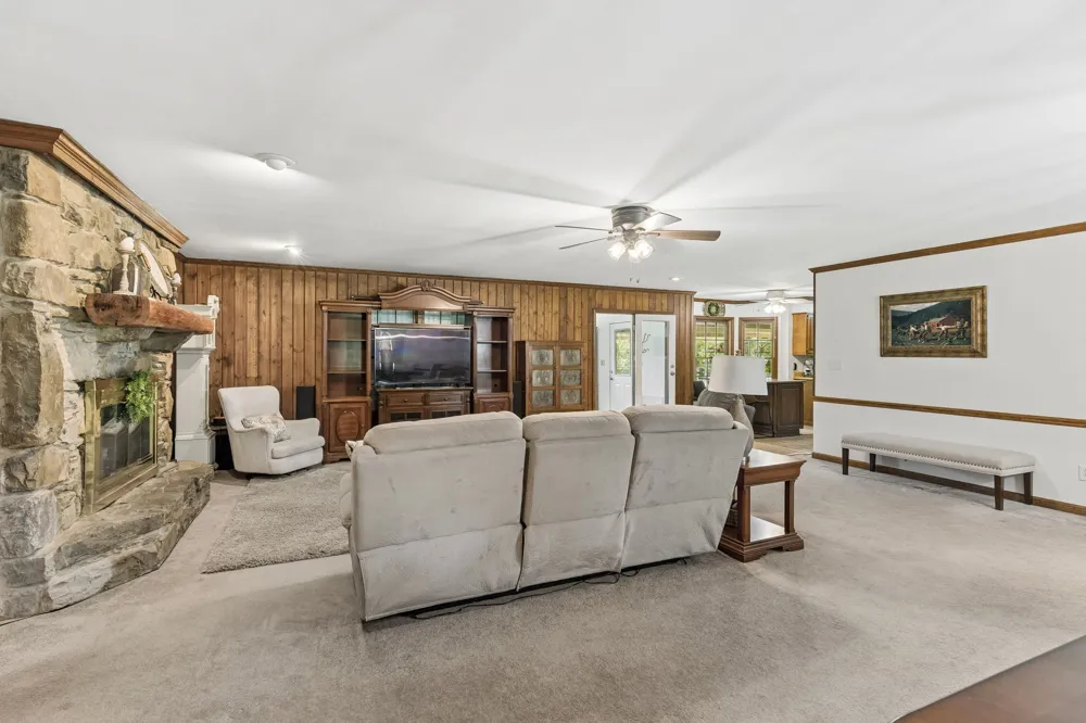 3087 Valley Creek Rd Culleoka, TN 38451