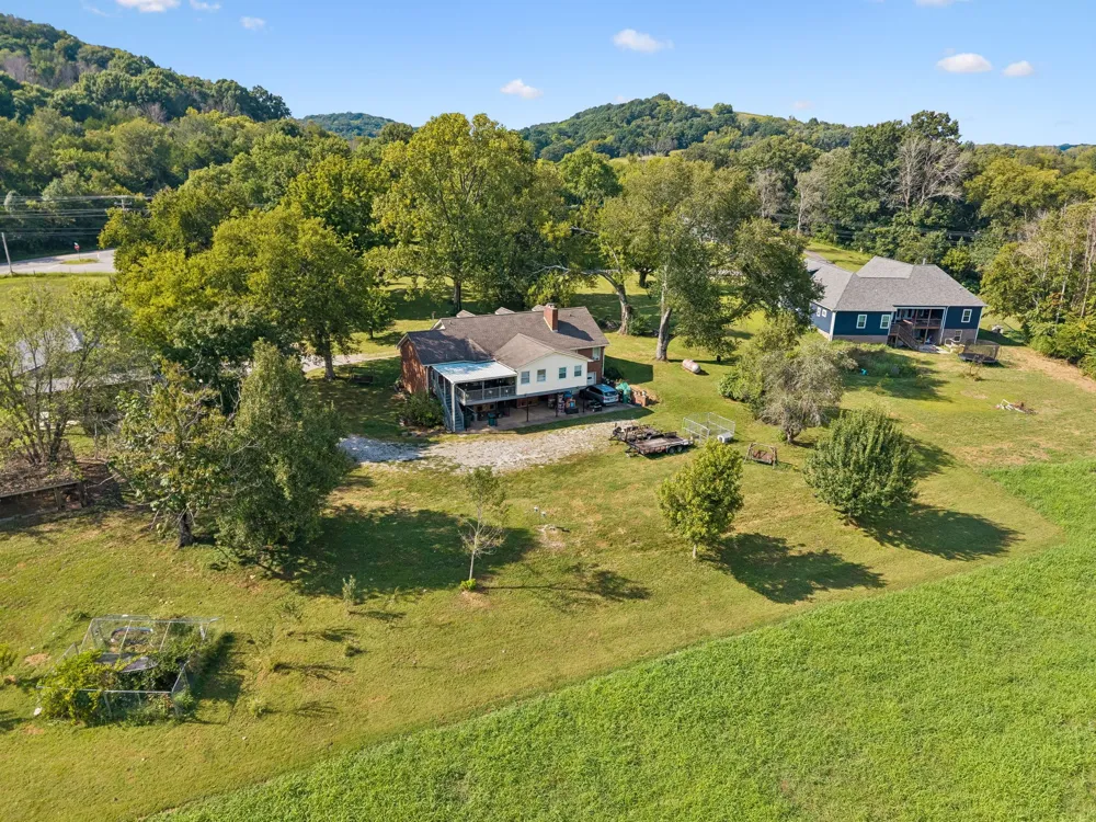 3087 Valley Creek Rd Culleoka, TN 38451