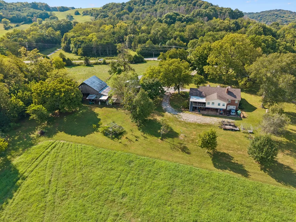 3087 Valley Creek Rd Culleoka, TN 38451