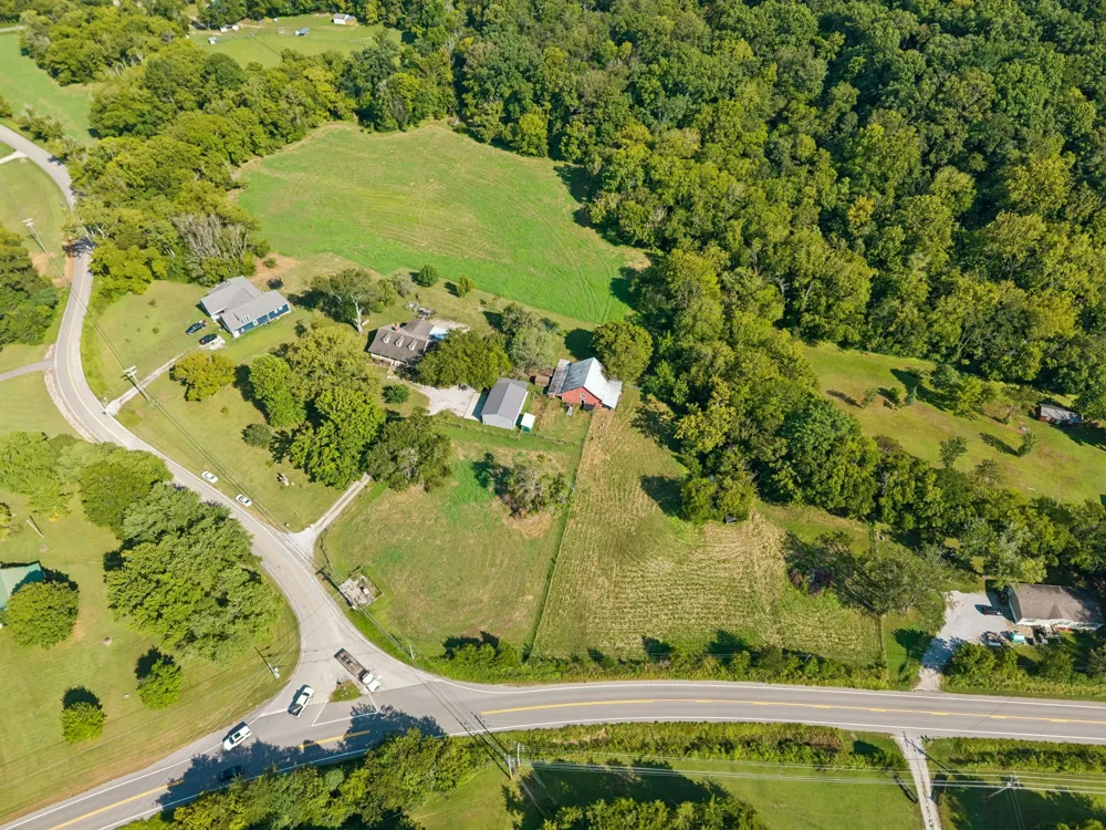 3087 Valley Creek Rd Culleoka, TN 38451