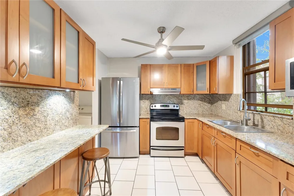 Cond. GOLDEN COURT II, HATO REY #H 202 San Juan, PR 00918