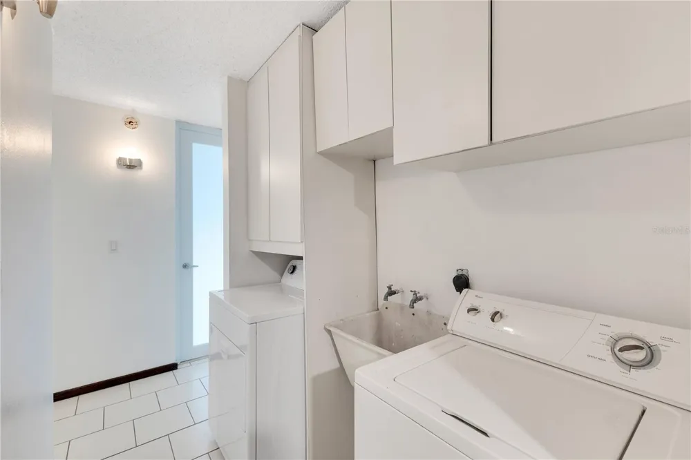 Cond. GOLDEN COURT II, HATO REY #H 202 San Juan, PR 00918