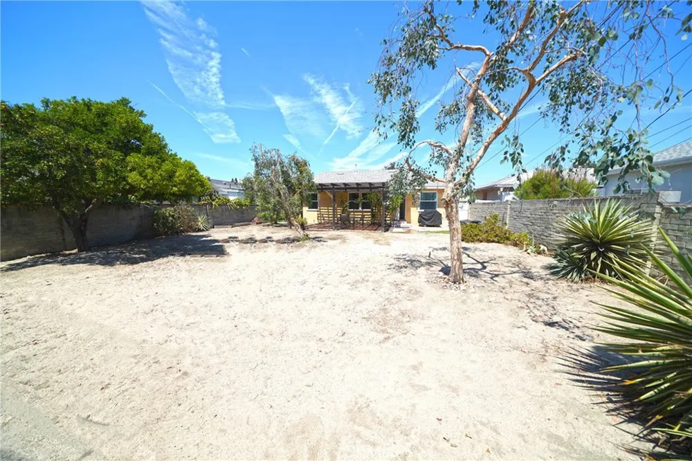 11252 Delano Los Angeles, CA 91606