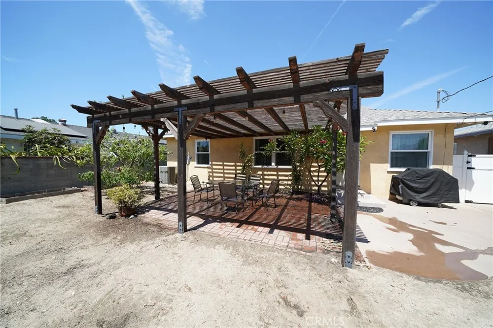 11252 Delano Los Angeles, CA 91606