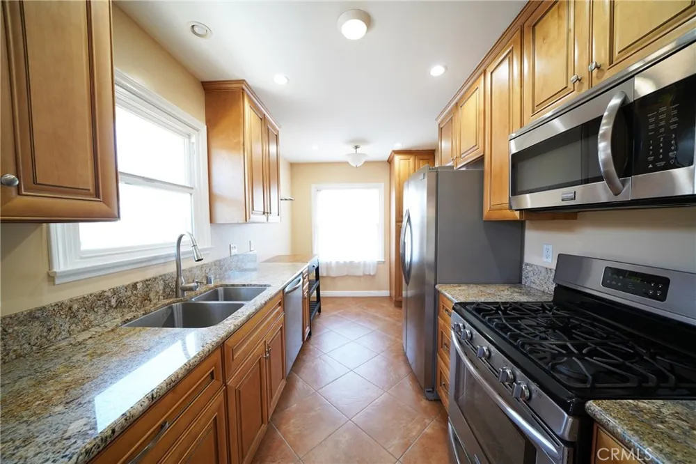 11252 Delano Los Angeles, CA 91606