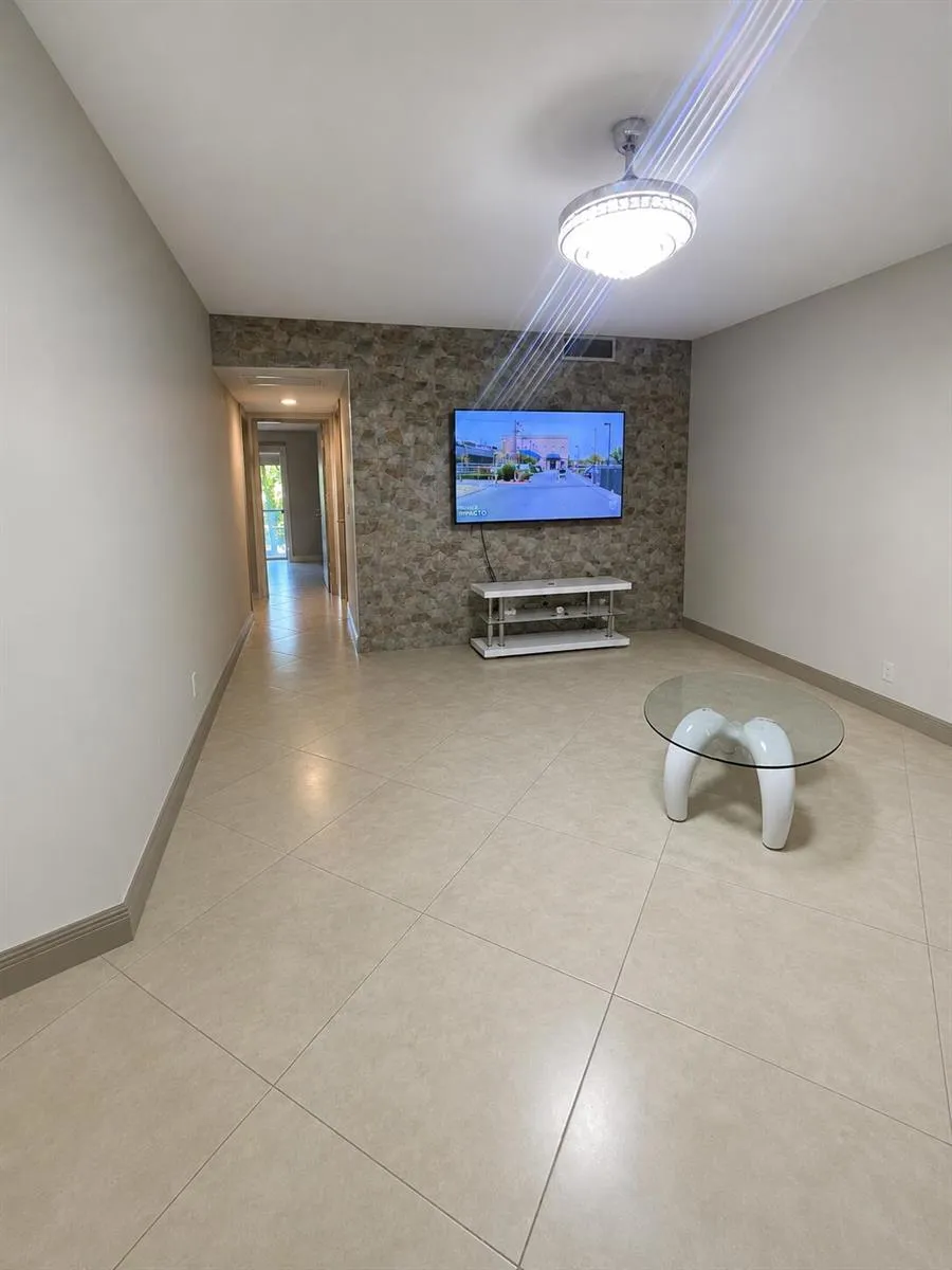 3100 Springdale Boulevard #apto Palm Springs, FL 33461