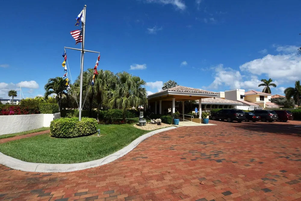 30 PELICAN POINTE DRIVE #201 Delray Beach, FL 33483