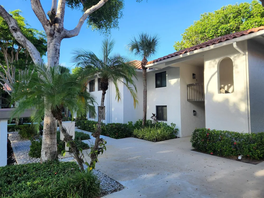 30 PELICAN POINTE DRIVE #201 Delray Beach, FL 33483