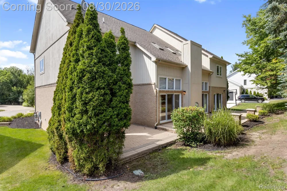 5593 Warrenshire Drive West Bloomfield Charter Township, MI 48322