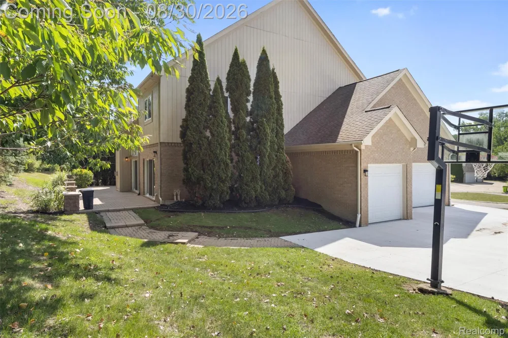 5593 Warrenshire Drive West Bloomfield Charter Township, MI 48322