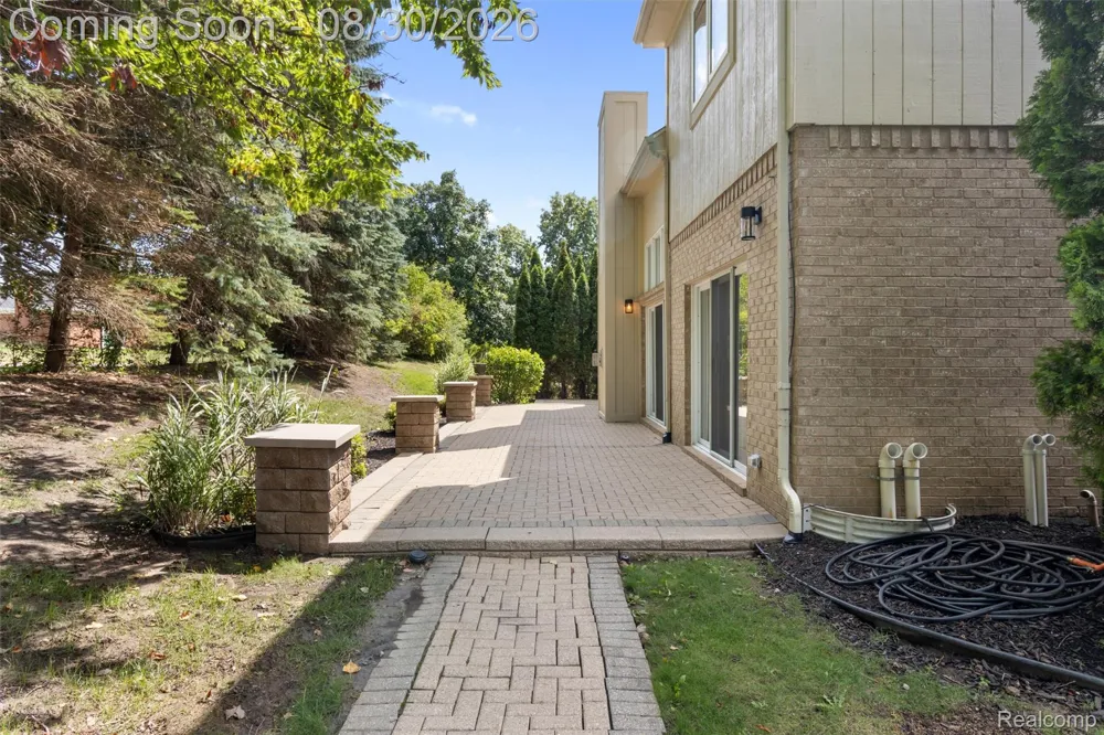5593 Warrenshire Drive West Bloomfield Charter Township, MI 48322