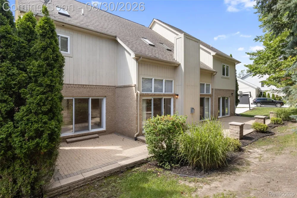 5593 Warrenshire Drive West Bloomfield Charter Township, MI 48322