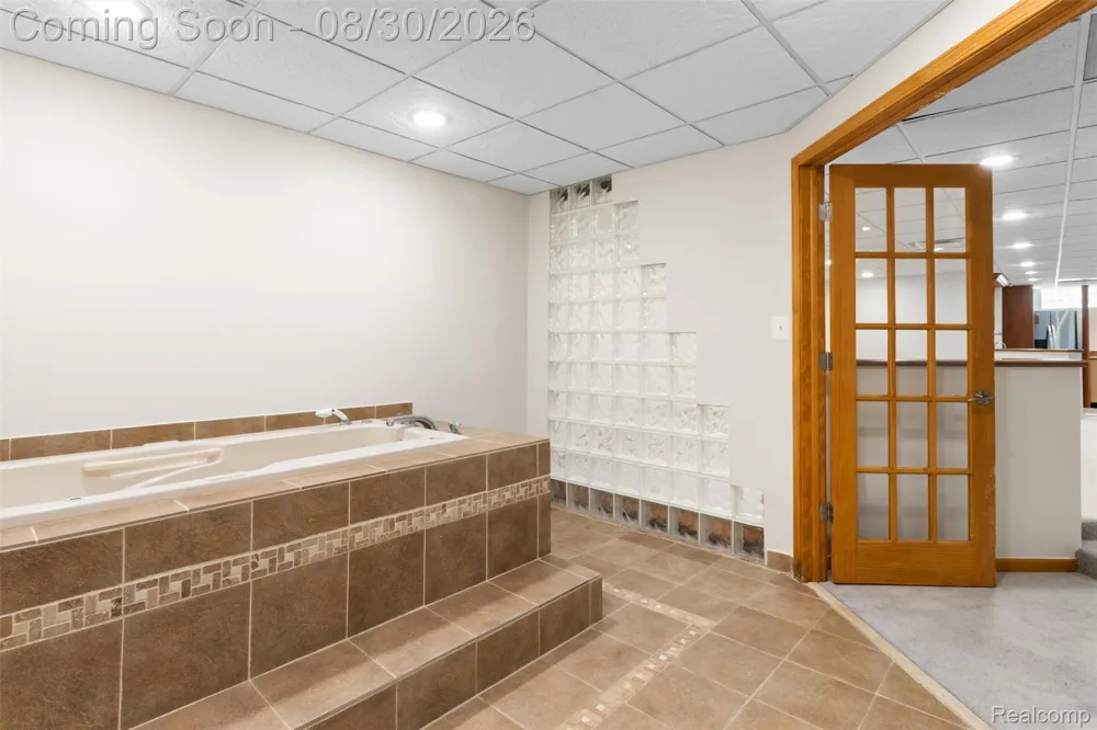 5593 Warrenshire Drive West Bloomfield Charter Township, MI 48322