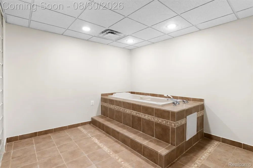 5593 Warrenshire Drive West Bloomfield Charter Township, MI 48322