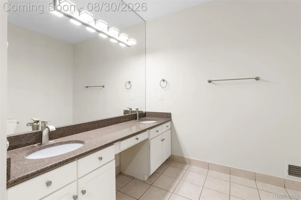 5593 Warrenshire Drive West Bloomfield Charter Township, MI 48322