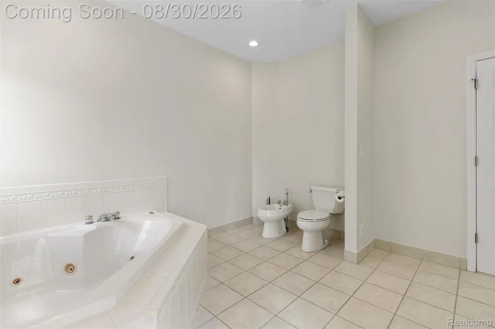 5593 Warrenshire Drive West Bloomfield Charter Township, MI 48322