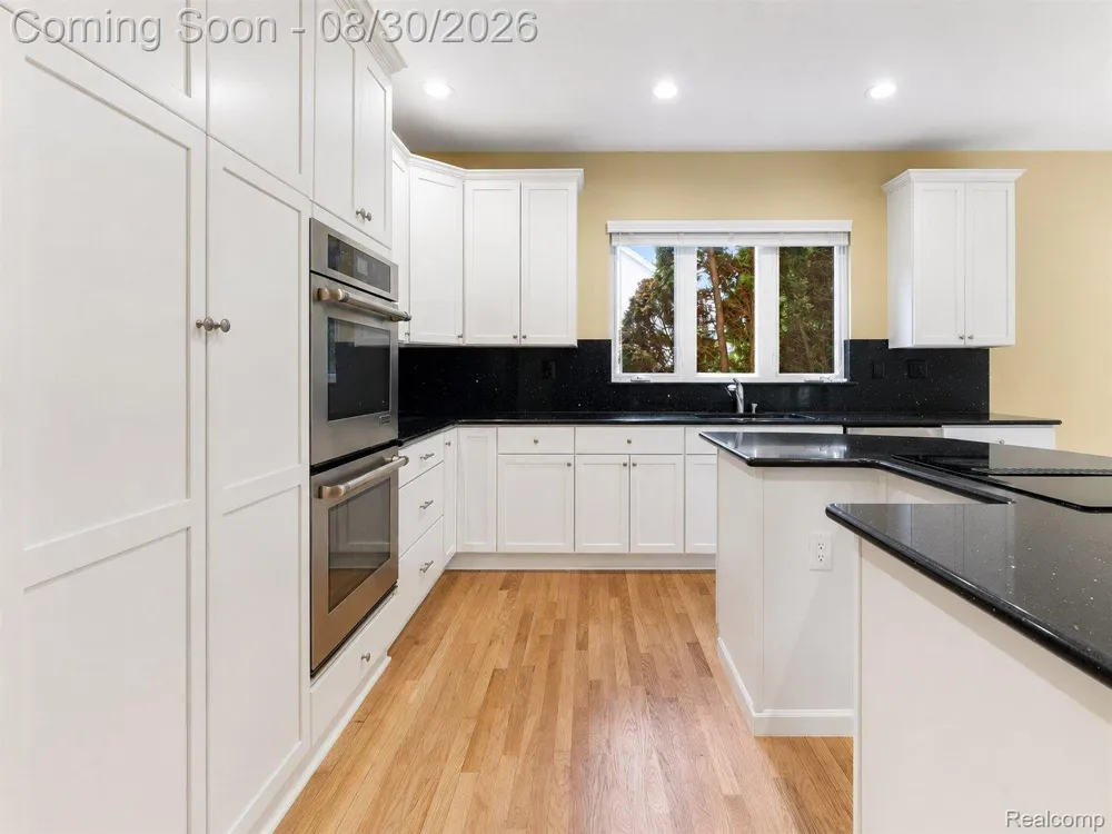 5593 Warrenshire Drive West Bloomfield Charter Township, MI 48322