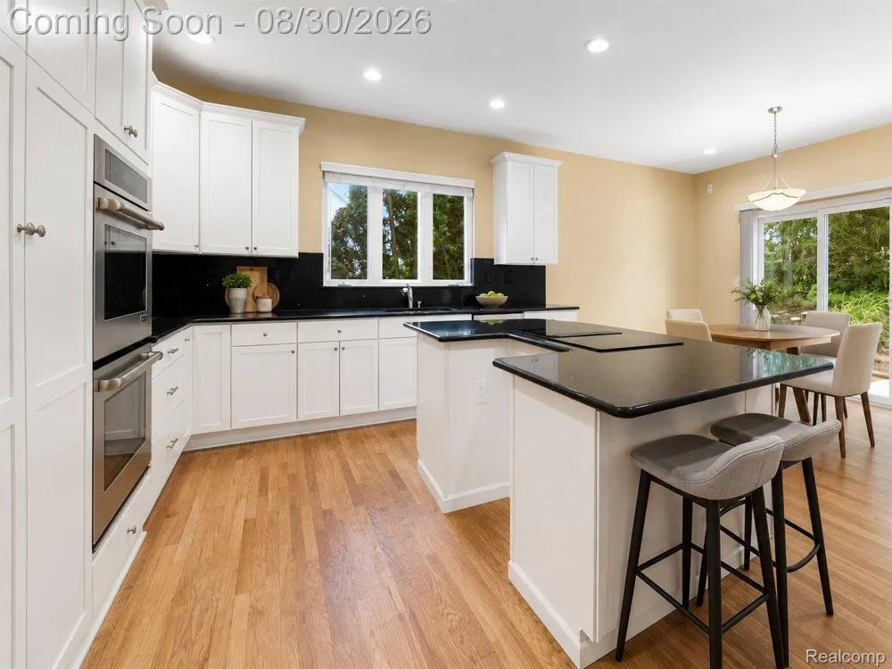 5593 Warrenshire Drive West Bloomfield Charter Township, MI 48322