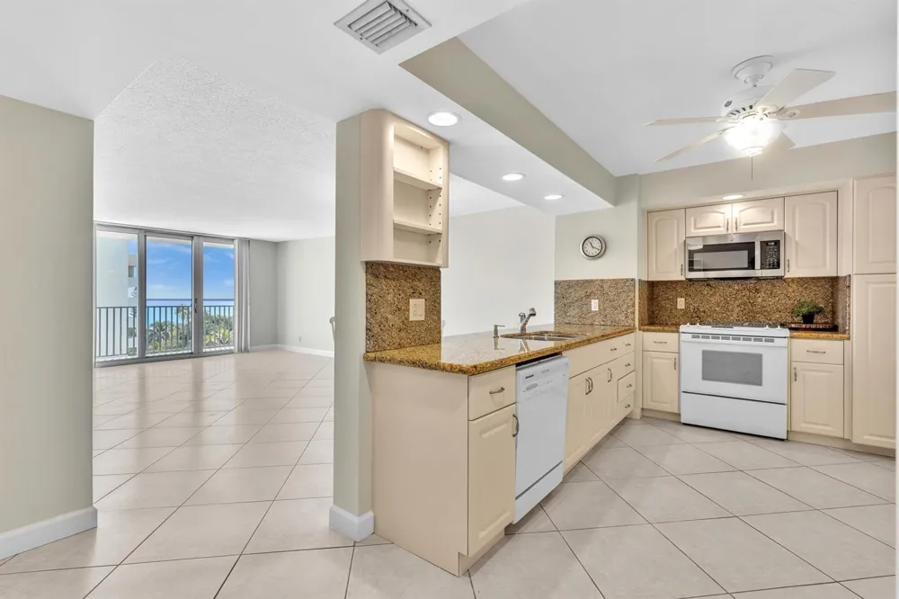 1150 HILLSBORO MILE #914 Hillsboro Beach, FL 33062