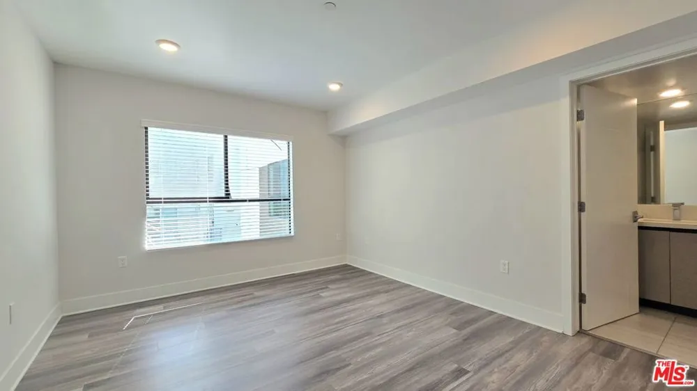 5030 Rosewood Avenue #206 Los Angeles, CA 90004
