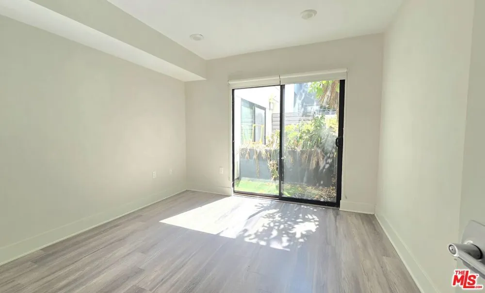 5030 Rosewood Avenue #206 Los Angeles, CA 90004
