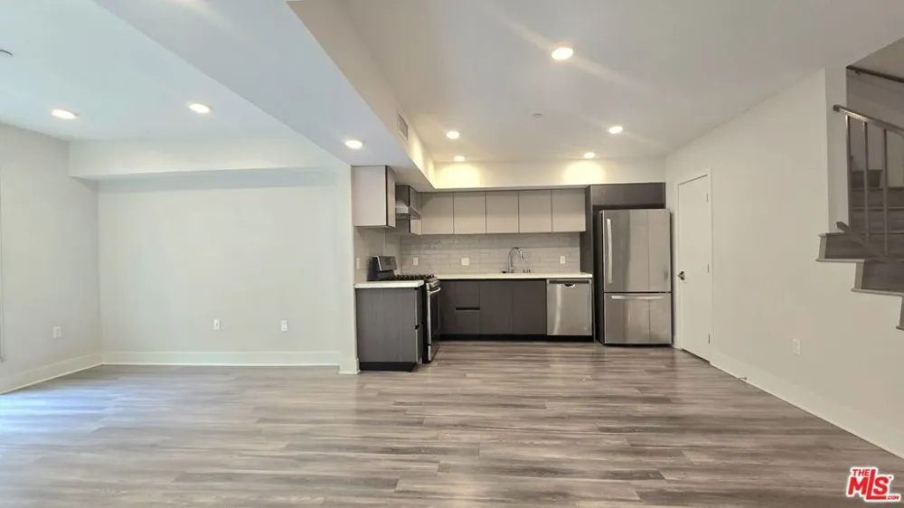 5030 Rosewood Avenue #206 Los Angeles, CA 90004