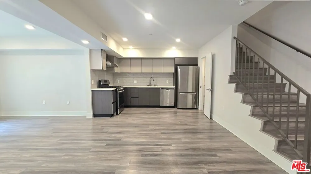 5030 Rosewood Avenue #206 Los Angeles, CA 90004