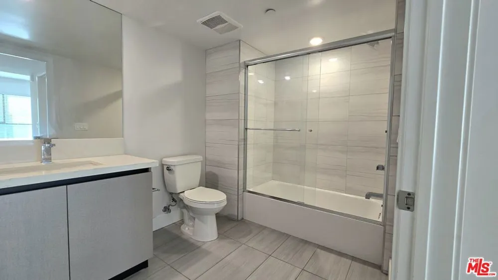 5030 Rosewood Avenue #206 Los Angeles, CA 90004