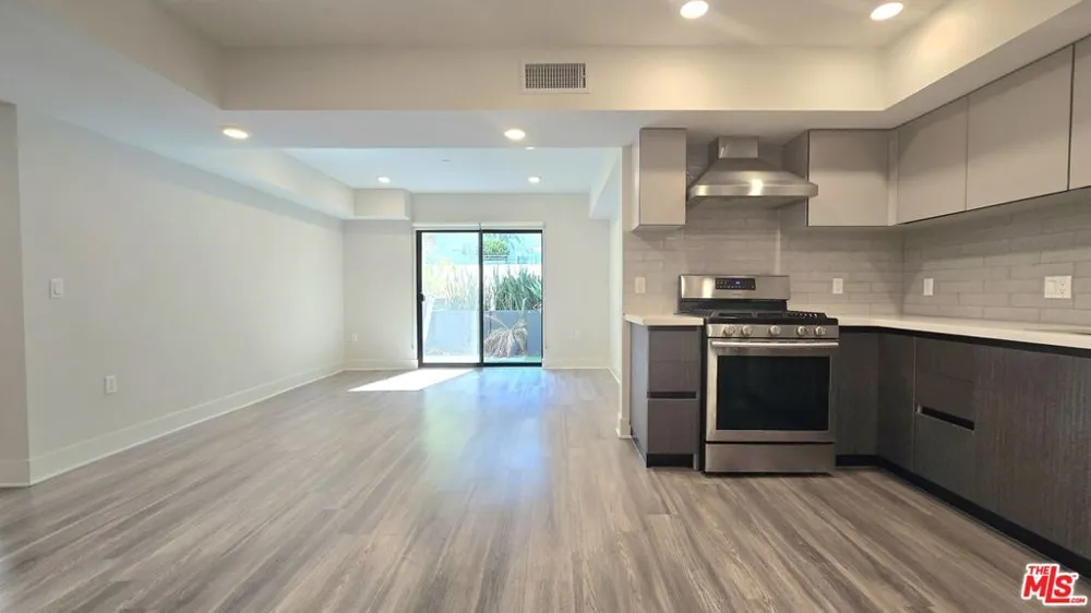 5030 Rosewood Avenue #206 Los Angeles, CA 90004