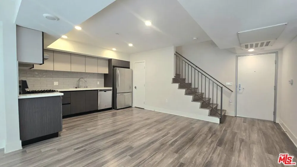 5030 Rosewood Avenue #206 Los Angeles, CA 90004