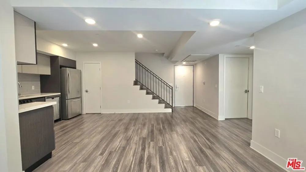 5030 Rosewood Avenue #206 Los Angeles, CA 90004