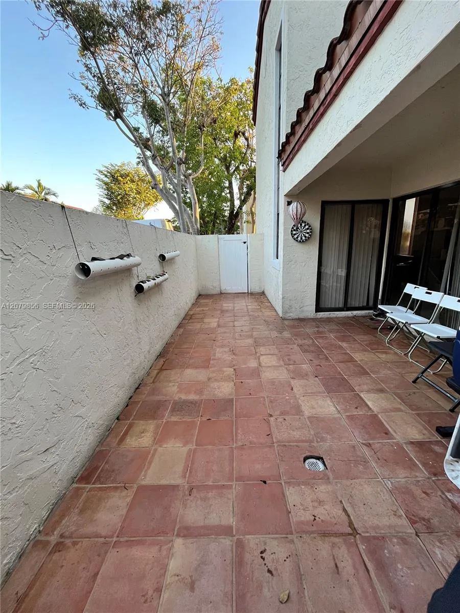 329 Ives Dairy Rd #329-02 Miami, FL 33179
