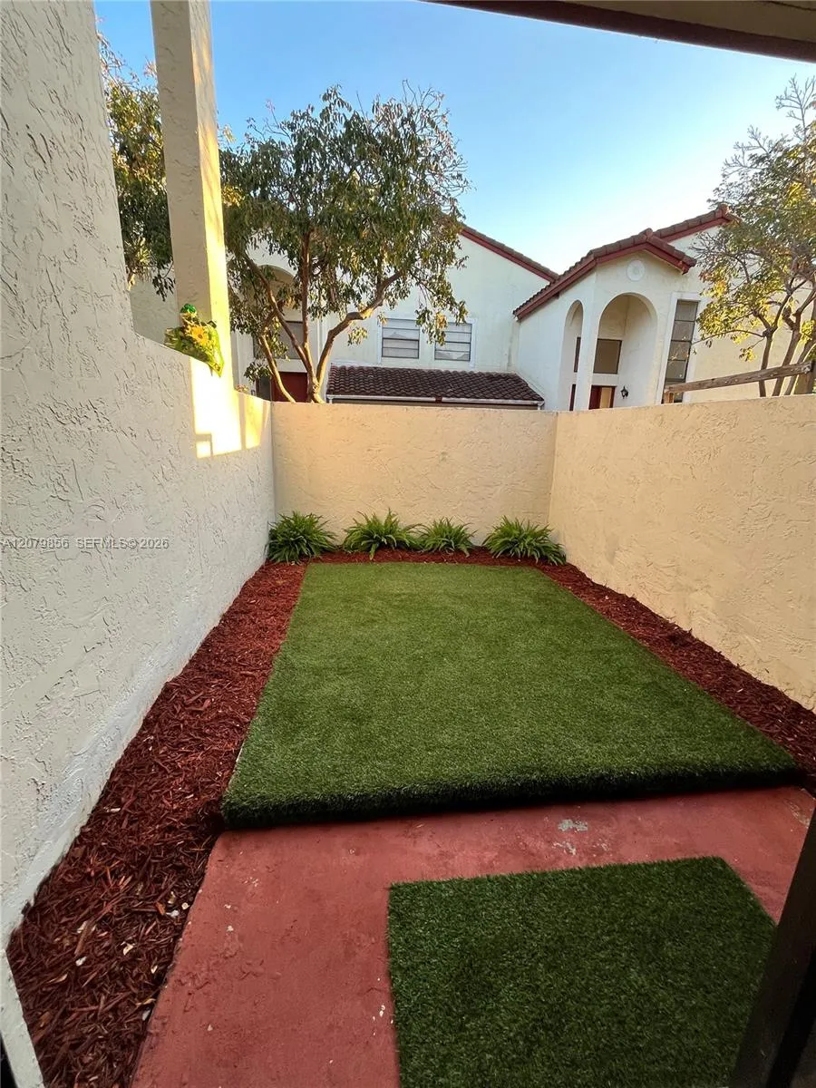 329 Ives Dairy Rd #329-02 Miami, FL 33179