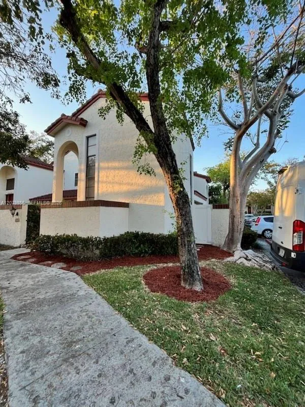 329 Ives Dairy Rd #329-02 Miami, FL 33179