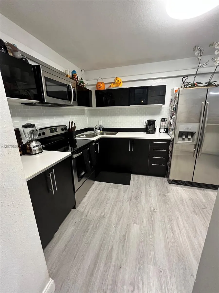 329 Ives Dairy Rd #329-02 Miami, FL 33179