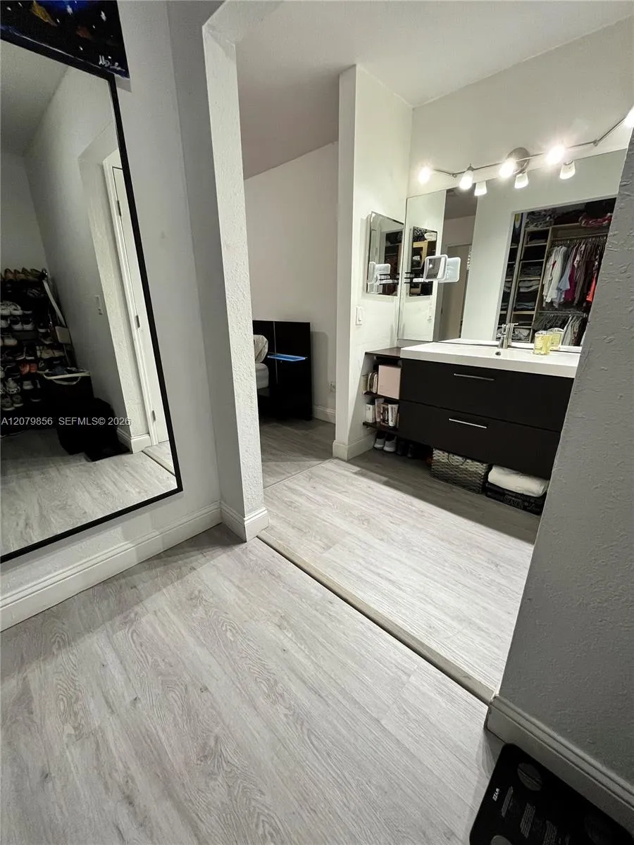 329 Ives Dairy Rd #329-02 Miami, FL 33179