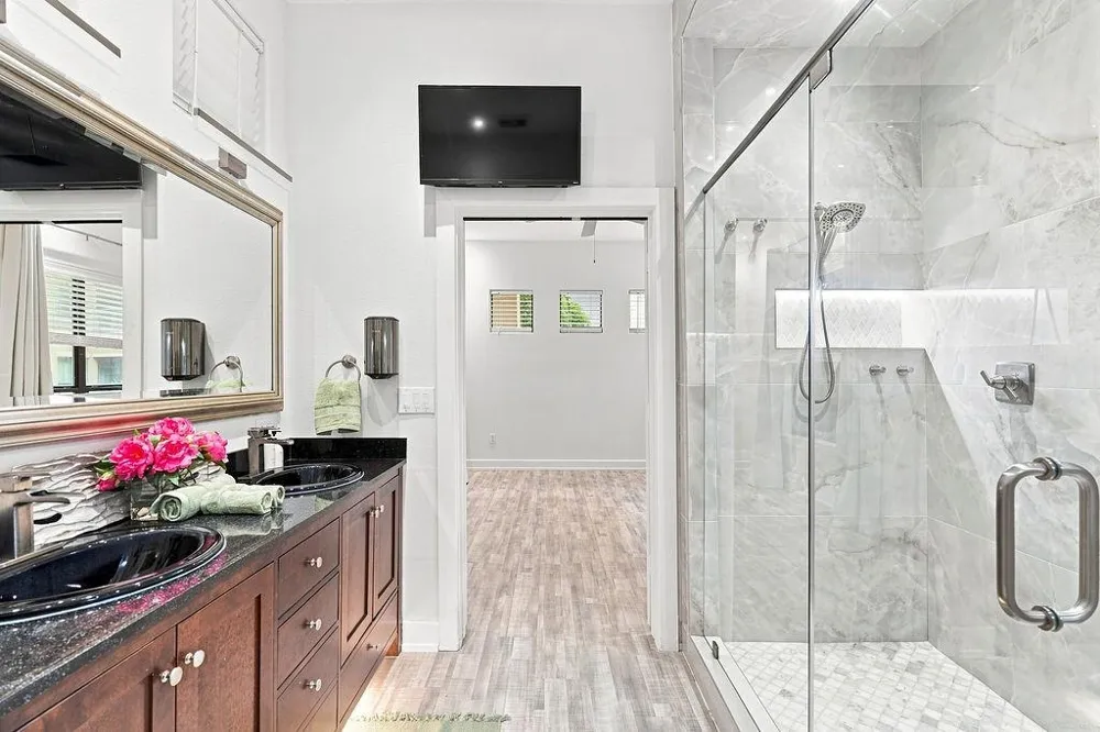 1901 Post Oak Boulevard #1501 Houston, TX 77056