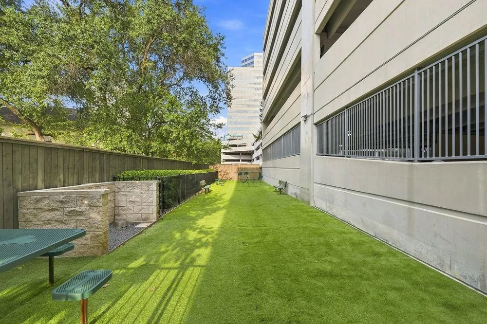 1901 Post Oak Boulevard #1501 Houston, TX 77056