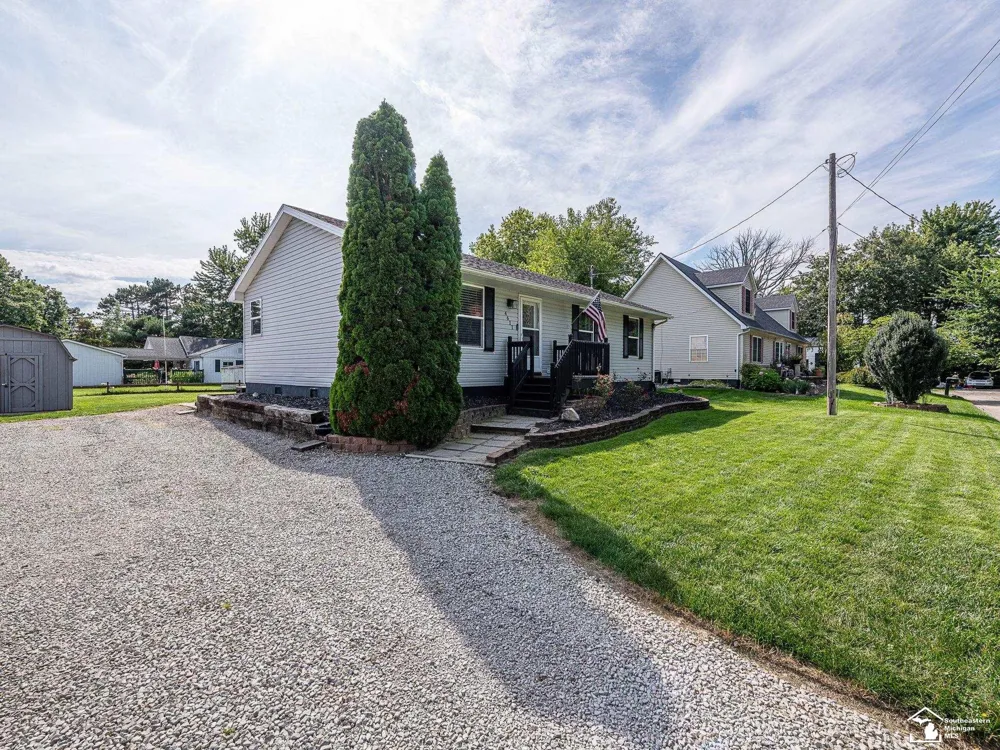4611 3rd Street Luna Pier City, MI 48157