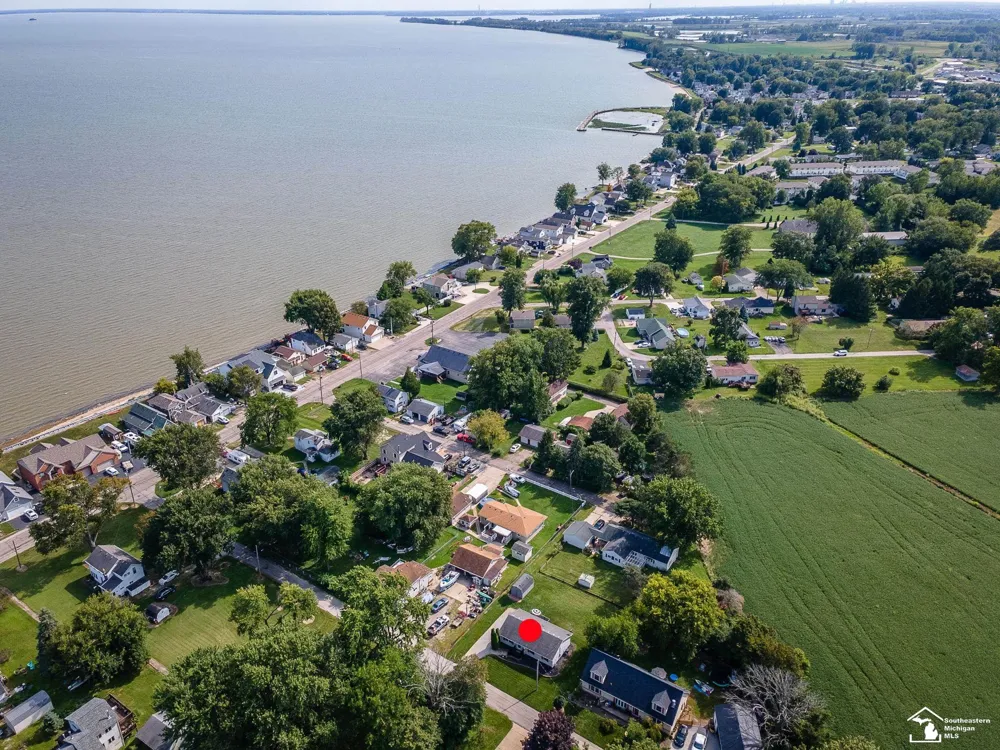4611 3rd Street Luna Pier City, MI 48157