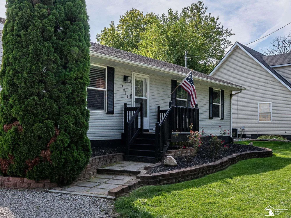 4611 3rd Street Luna Pier City, MI 48157