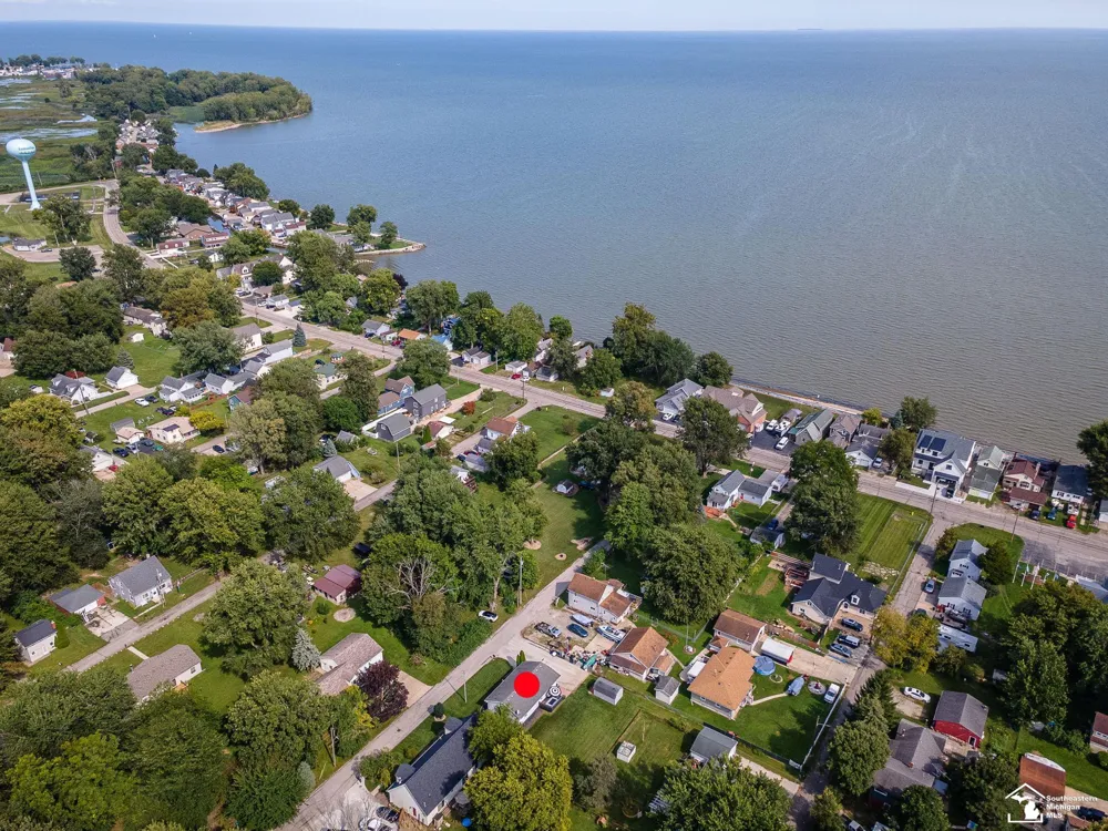 4611 3rd Street Luna Pier City, MI 48157