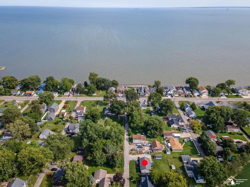 4611 3rd Street Luna Pier City, MI 48157