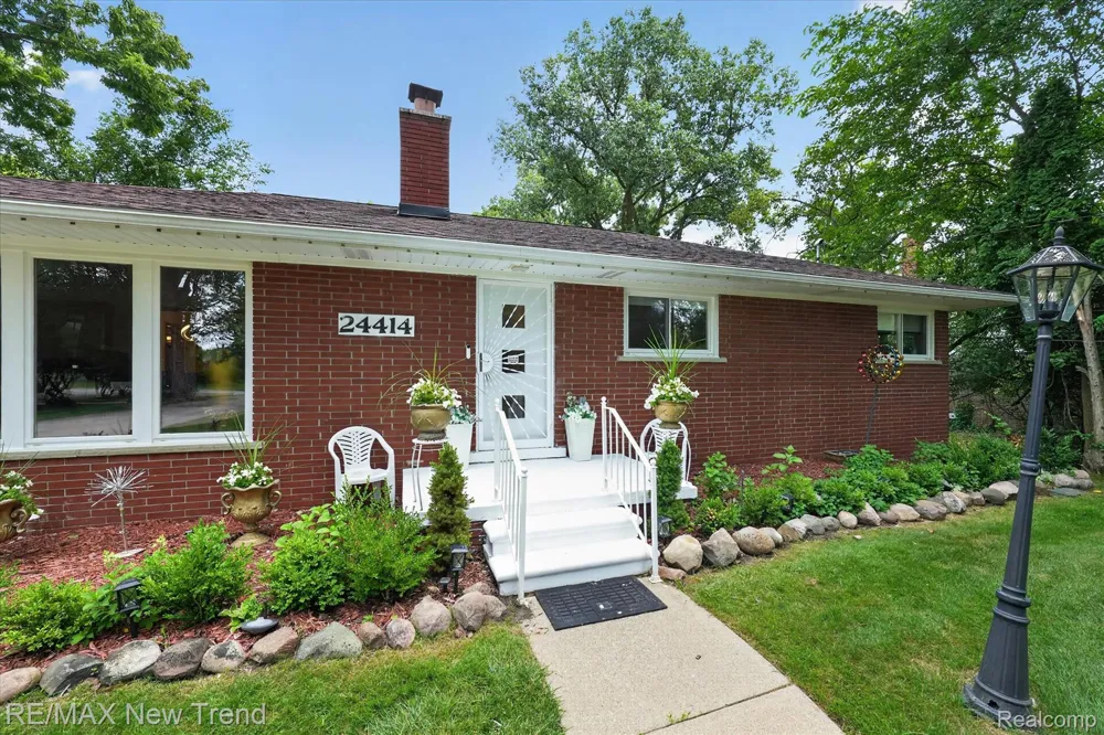 24414 Lois Lane Southfield City, MI 48075
