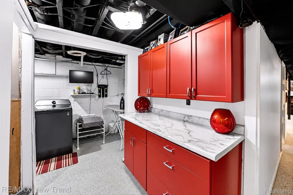24414 Lois Lane Southfield City, MI 48075