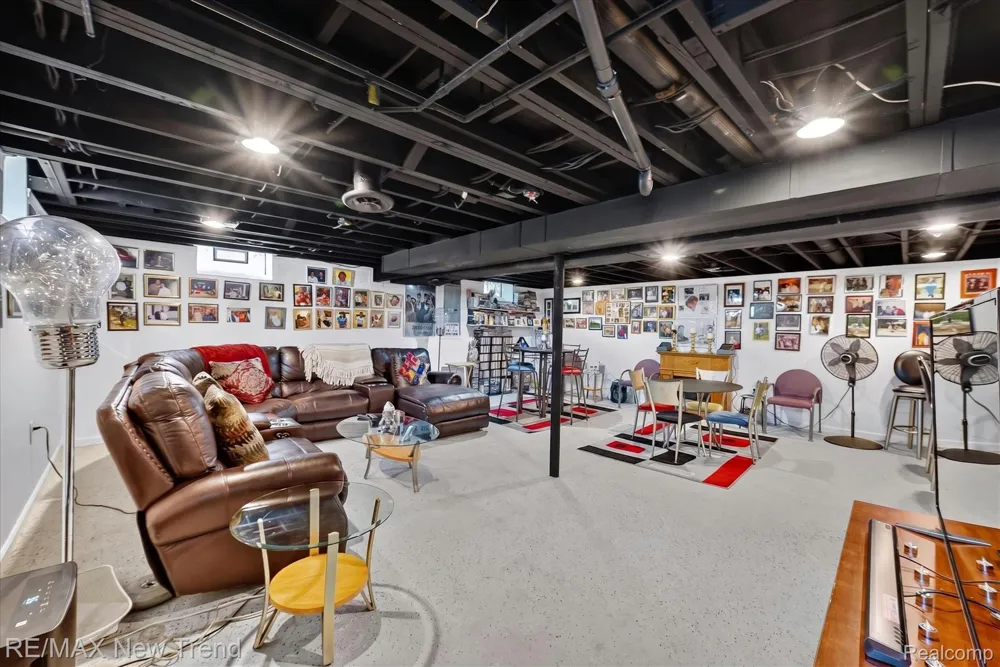 24414 Lois Lane Southfield City, MI 48075
