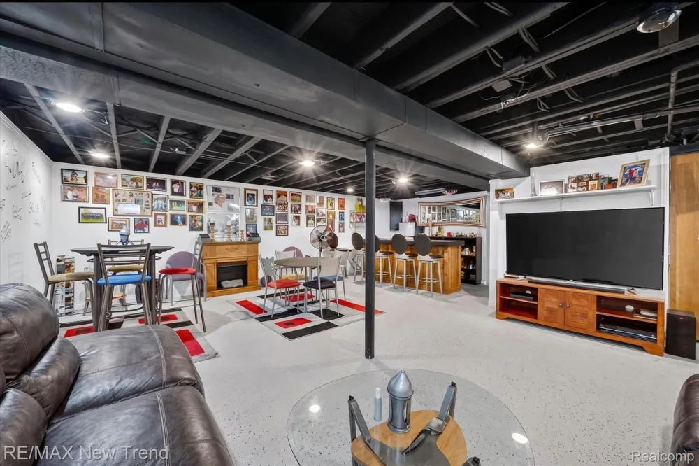 24414 Lois Lane Southfield City, MI 48075